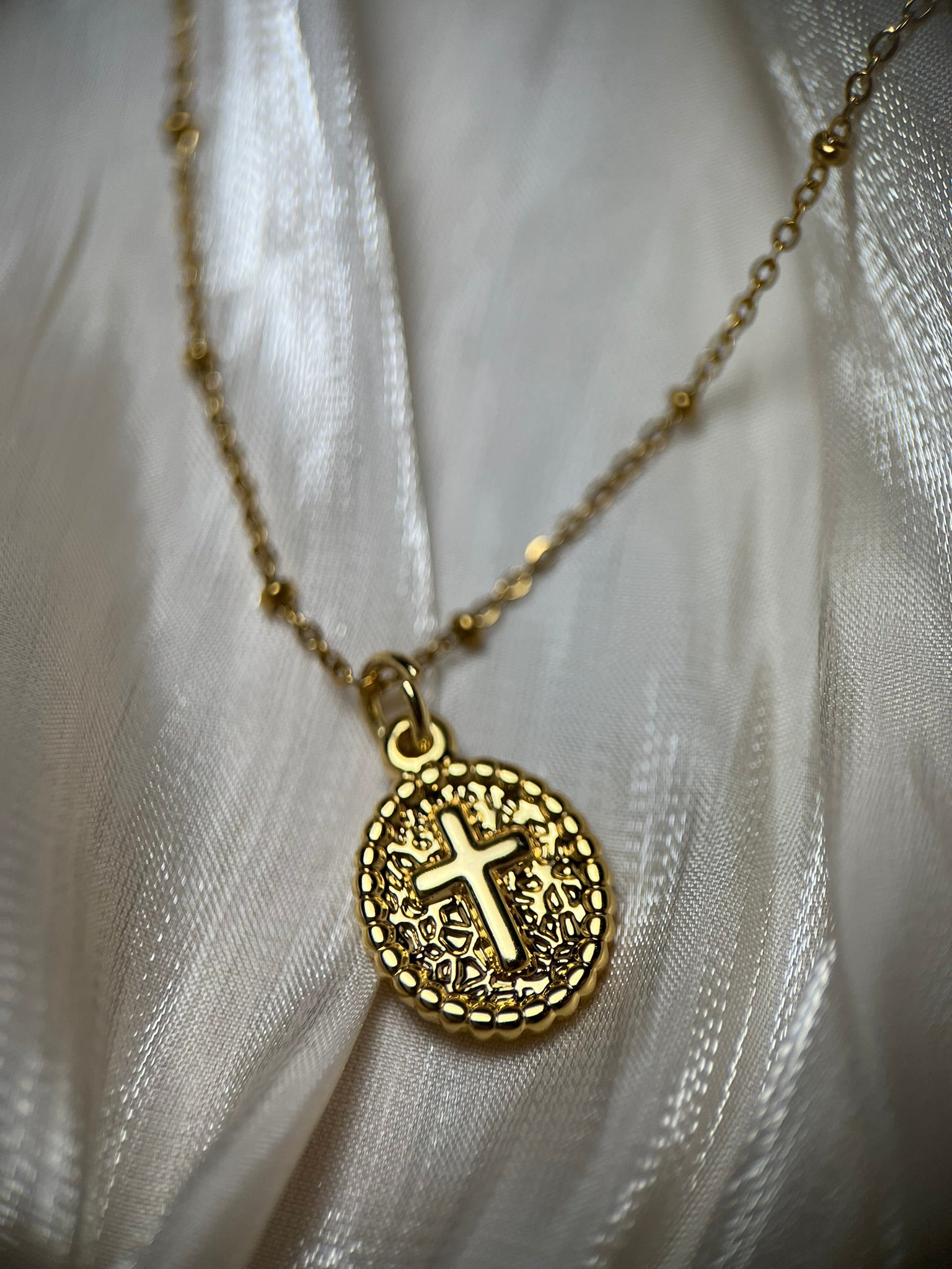 Gold Oval Cross – Aloa Boutique
