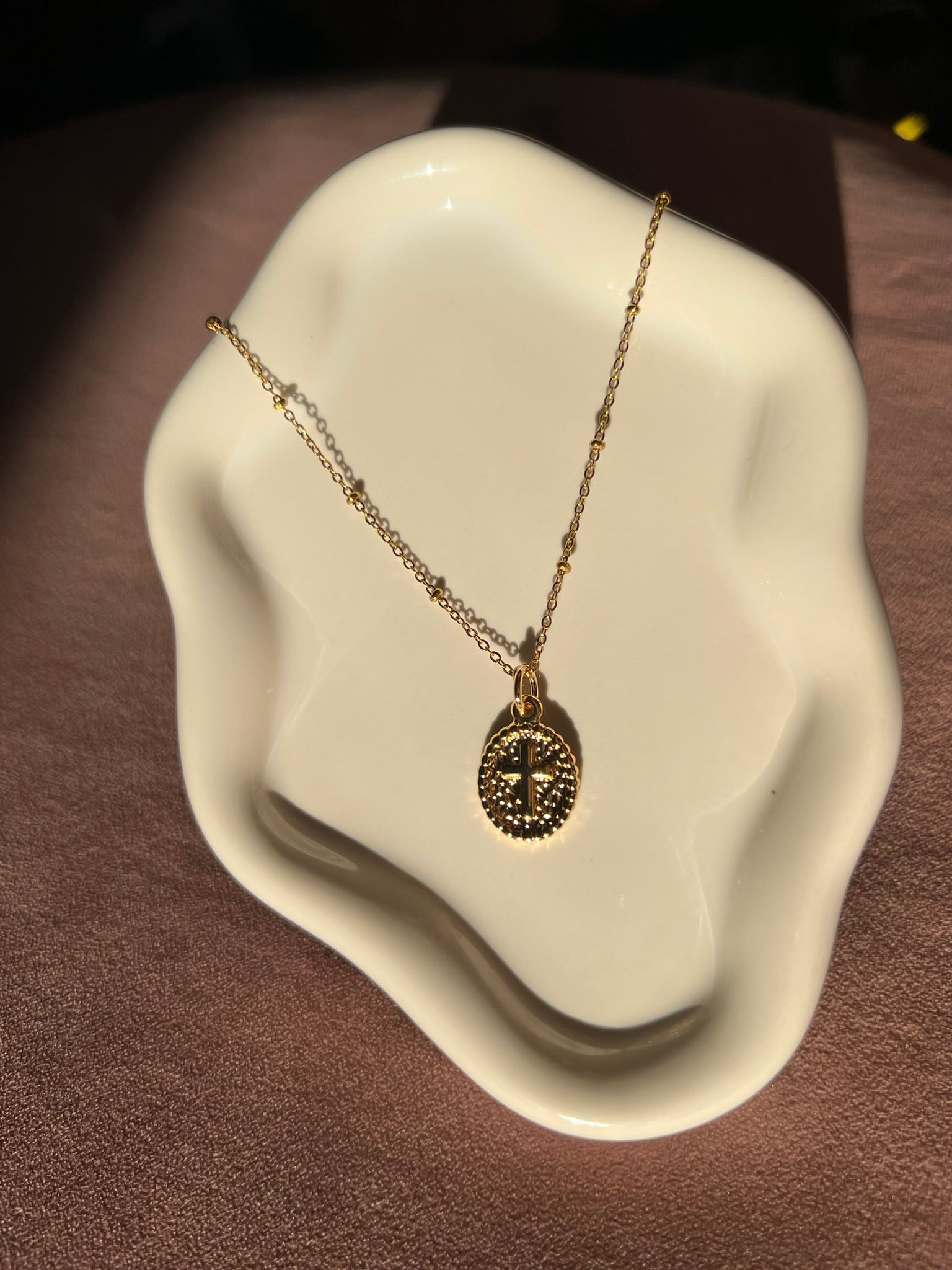 Gold Oval Cross – Aloa Boutique